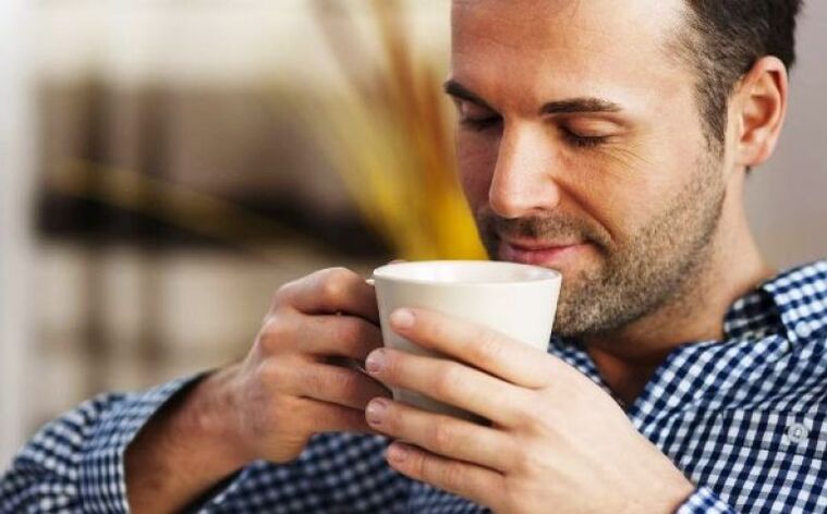 Un homme boit une tisane d’épilobe pour augmenter sa puissance